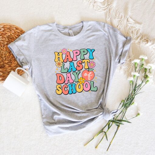 Happy Last Day Of School 70s Groovy Shirt End of School Shirt Great Gift Ideas Men Women Summer Break Shirt Teacher Shirt