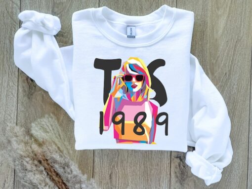 Retro-Inspired Taylor Swiftie Sweatshirt - Pop Art Sweatshirt Featuring the 1989 Era Aesthetic - Unique Taylor Swift Fan