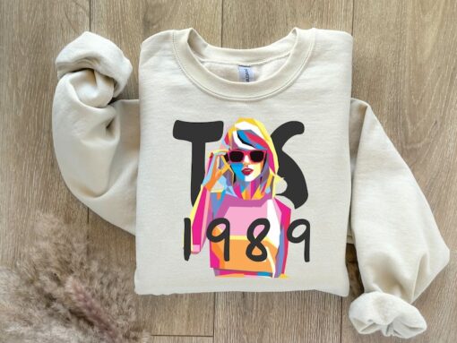 Retro-Inspired Taylor Swiftie Sweatshirt - Pop Art Sweatshirt Featuring the 1989 Era Aesthetic - Unique Taylor Swift Fan