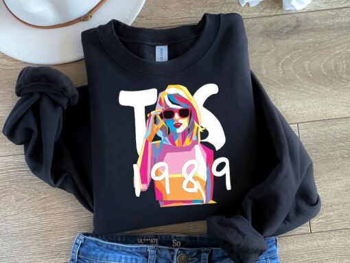 Retro-Inspired Taylor Swiftie Sweatshirt - Pop Art Sweatshirt Featuring the 1989 Era Aesthetic - Unique Taylor Swift Fan